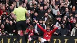 “Wasit Kasih MU Penalti karena Takut Teror Old Trafford? Ini Fakta di Balik Keputusan Kontroversial!”
