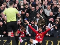 “Wasit Kasih MU Penalti karena Takut Teror Old Trafford? Ini Fakta di Balik Keputusan Kontroversial!”