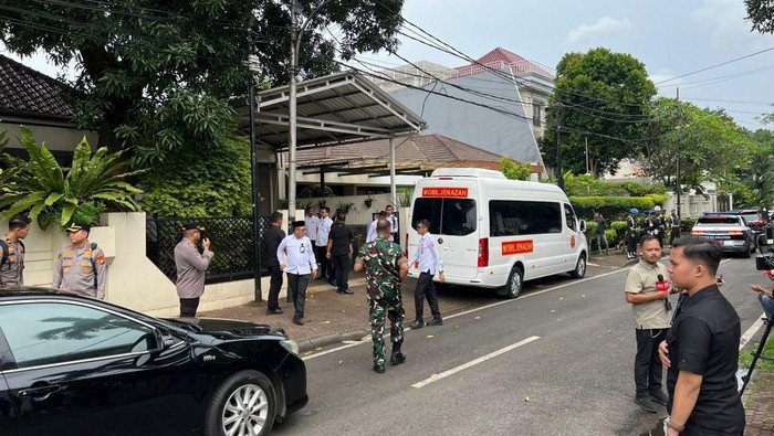 Jenazah Wapres ke-6 RI Try Sutrisno Tiba di Rumah Duka, Sejarah Menangis