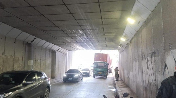 Truk Kontainer Nyangkut di Underpass Pramuka Jaktim, Lalin Macet Total!