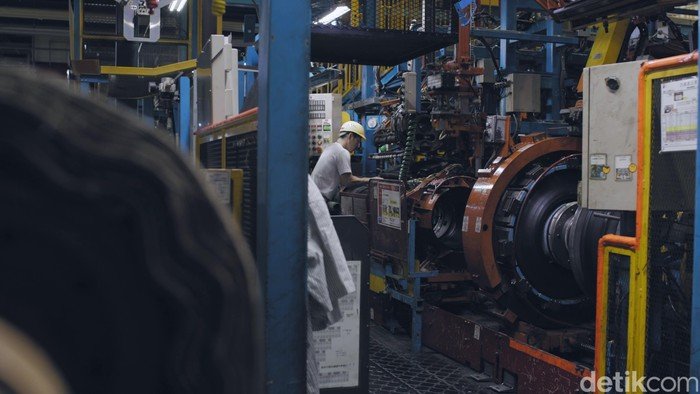 Intip Dapur Produksi Ban Mobil Bridgestone: Proses Canggih dari 30 Bahan Ke Senyawa Kental