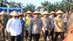 **Polda Riau Racik Pupuk Canggih, Terobosan Bakomsus Polda Riau untuk Meningkatkan Produksi Jagung**