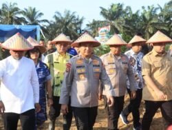 **Polda Riau Racik Pupuk Canggih, Terobosan Bakomsus Polda Riau untuk Meningkatkan Produksi Jagung**