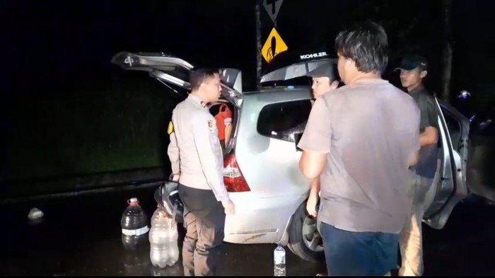 Tengah Malam Mobilnya Mogok, Polisi Bogor Beri Bantuan Kepada Lansia yang Tersesat