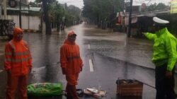 Banjir 60cm di Jalan Meruya Jakbar, Kendaraan Terhambat