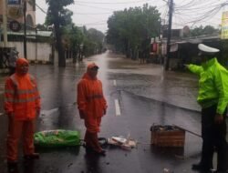 Banjir 60cm di Jalan Meruya Jakbar, Kendaraan Terhambat