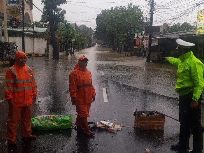 Banjir 60cm di Jalan Meruya Jakbar, Kendaraan Terhambat
