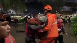 **Bencana Banjir 170 Cm di Pondok Karya Jaksel, Brimob Selamatkan Nenek 84 Tahun dari Kebakaran**