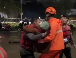 **Bencana Banjir 170 Cm di Pondok Karya Jaksel, Brimob Selamatkan Nenek 84 Tahun dari Kebakaran**