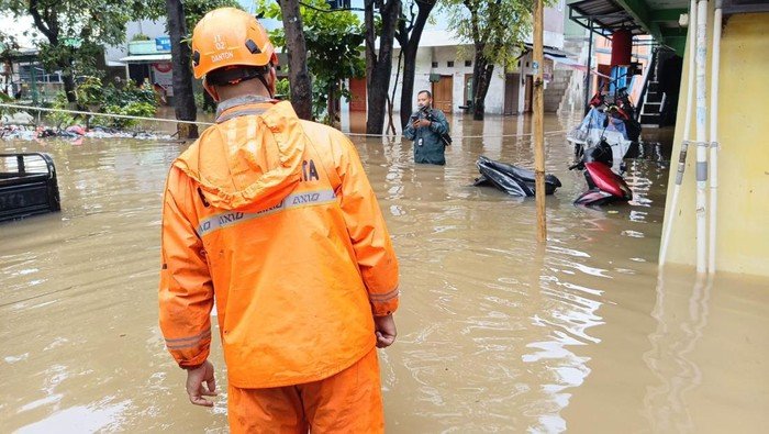 Banjir Jakarta Meluas Jadi 105 RT, Warga Desak Penanganan Darurat!