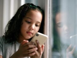 “Pemerintah Bakal Batasi Sosmed untuk Anak, Efektif Jaga Mental Health?”