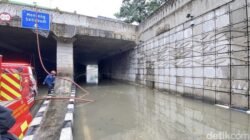 Banjir Menerjang Underpass Mampang, Lalu Lintas Terhenti!