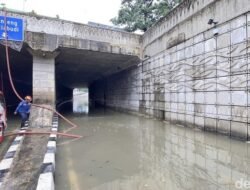 Banjir Menerjang Underpass Mampang, Lalu Lintas Terhenti!