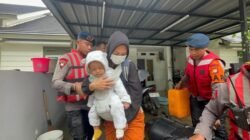 Banjir 1 Meter di Ciledug: Brimob Selamatkan Anak-Anak Hingga Bayi dari Perumahan Duren Villa