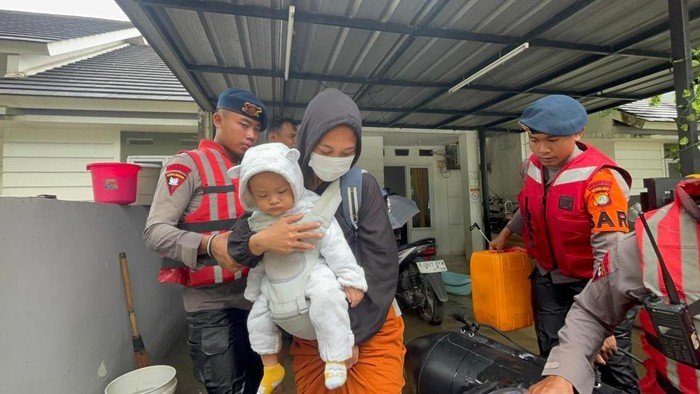 Banjir 1 Meter di Ciledug: Brimob Selamatkan Anak-Anak Hingga Bayi dari Perumahan Duren Villa