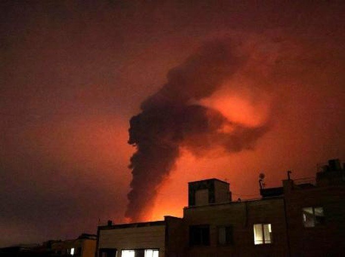 **Israel Serang Depot Minyak Iran, Kebakaran Besar Landa Teheran**