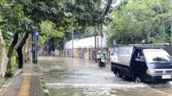 Pengendara Tuntun Motor Terobos Banjir di Kemang-Mampang Jaksel: Apa yang Mendorongnya?