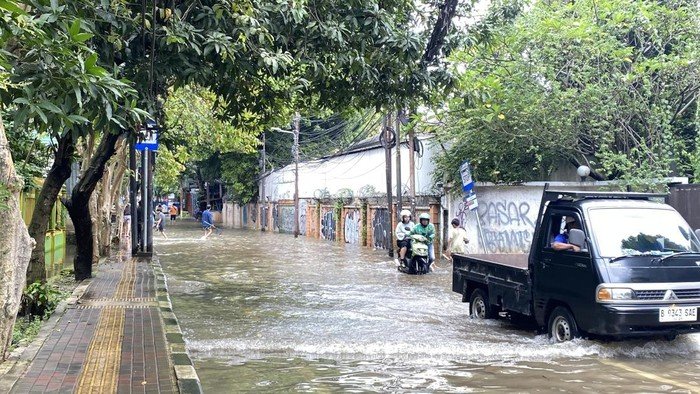 Pengendara Tuntun Motor Terobos Banjir di Kemang-Mampang Jaksel: Apa yang Mendorongnya?