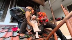 Banjir Mampang Jaksel: Brimob Polda Selamatkan Lansia dan Anak-Anak dari Kebencanaan