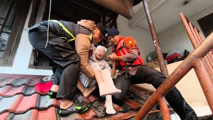 Banjir Mampang Jaksel: Brimob Polda Selamatkan Lansia dan Anak-Anak dari Kebencanaan