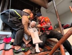 Banjir di Mampang Jaksel: Brimob Polda Berhasil Evakuasi Lansia dan Anak-Anak dari Lokasi Banjir