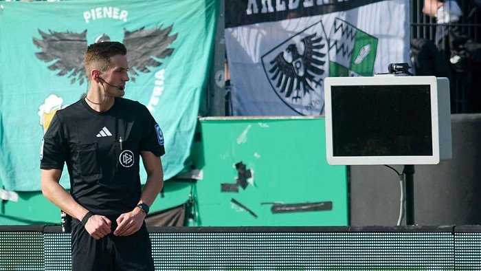 **Aksi Konyol Suporter di Liga Jerman: VAR Mati, Wasit Kebingungan dalam Laga Muenster vs Berlin**