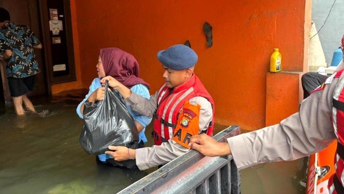 Banjir 5 Meter Menerjang Periuk Tangerang, Brimob Metro Bergerak Cepat Bantu Warga