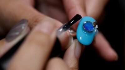 **Serangan Jantung Menyergap, Kisah Wanita yang Nyaris Tertinggal karena Kuku Palsu!**