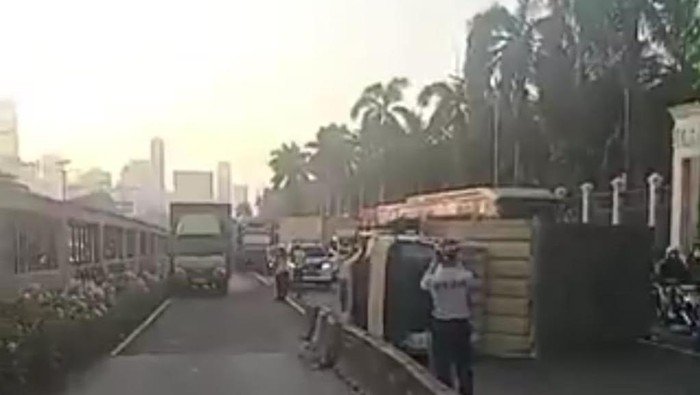 Truk Terguling di Depan Gedung DPR, Lalin Jakarta Macet Total