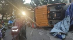 Truk Crane Terguling Tutup Sebagian Jalan di Tebet, Lalin Macet: Kebijakan Lalu Lintas Dihantam Krisis!