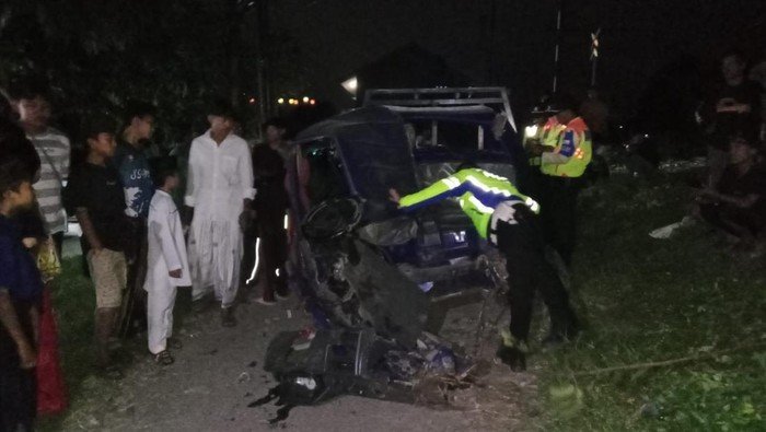 Tragedi Mengerikan! Pikap Tertabrak KRL di Parung Panjang, 1 Orang Luka Ringan