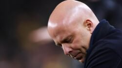 **Arne Slot Berkilah: Liverpool Masih di Liga Champions & Piala FA!**