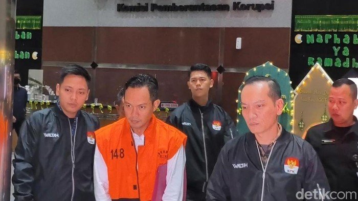 Bupati Cilacap Ditahan KPK, Pakai Rompi Oranye-Diborgol: Penampakan Mengejutkan!