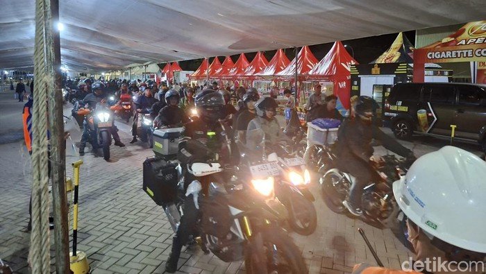 [Pemudik Motor Milih Malam, Ciwandan Sibuk!]