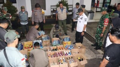 **600 Botol Miras Disita dari Warung Nakal di Cibinong, Bogor: Razia TNI-Polri dan Satpol PP Berbuah Manis**