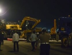 **Sopir Truk Kesal, Parkir Melintang di Pelabuhan BBJ, Menhub Dudy Bertanya Kepada Polisi**