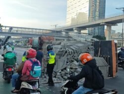 Truk Terguling di Gatsu Pagi Ini, Muatan Hebel Berserakan! Kebijakan Lalu Lintas Siap Ditinjau Ulang?