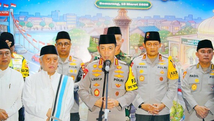**Kapolri Imbau Masyarakat Tetap Tenang, Jaminan Stok Pangan dan BBM Secukupnya**