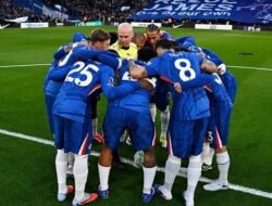 Neville: Ritual Chelsea Bikin Lingkaran, Apakah Itu Haram?