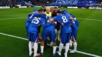 Neville: Ritual Chelsea Bikin Lingkaran, Apakah Itu Haram?