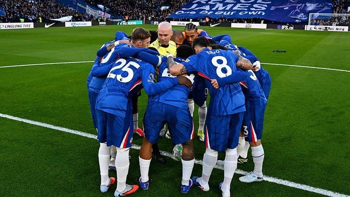 Neville: Ritual Chelsea Bikin Lingkaran, Apakah Itu Haram?