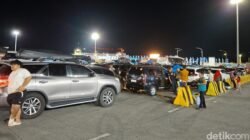 **Dermaga Merak Penuh, Polisi Pasang Penyekat untuk Antisipasi Penumpukan**