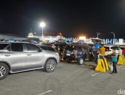 **Dermaga Merak Penuh, Polisi Pasang Penyekat untuk Antisipasi Penumpukan**