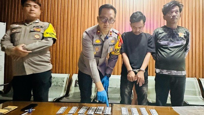 [Pria Parung Jatuh dalam Jaringan 'T-Rex' dan 200 Bong, Kejahatan Narkoba Terungkap!](https://www.contoh.com)