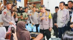 Kapolri Berikan Kado Unik kepada Penumpang Saat Pantau Mudik di Stasiun Tugu Yogya
