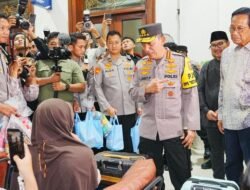 Kapolri Berikan Kado Unik kepada Penumpang Saat Pantau Mudik di Stasiun Tugu Yogya