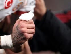 Cedera Horor Noa Lang, Jari Nyaris Putus Terjepit Papan Iklan Anfield: Bencana Liga Inggris