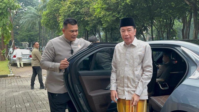 Jokowi dan Kaesang Bersama-sama Salat Id di Masjid Al-Bina GBK pada Lebaran di Jakarta